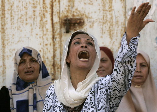 مناصرات لفتح خلال تظاهرة أمام مقرٍّ لحماس في غزة أمس (حاتم موسى - أ ب)