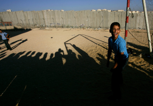 طفل فلسطيني خلال اليوم الأول للمدرسة في مخيم للاجئين في أطراف القدس المحتلة أمس (محمد محيسن - أ ب)