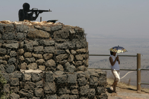 امرأة بمحاذاة نقطة تفتيش إسرائيلية في الجولان (أرشيف - أ ب)