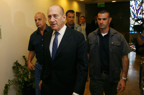 أولمرت خلال الاجتماع الأسبوعي لحكومته في القدس المحتلة أمس (رونين زفولان - أ ف ب)
