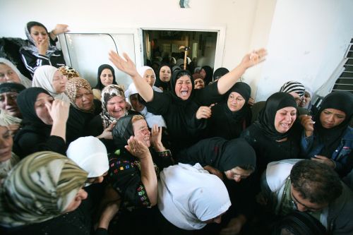 فلسطينيات ينتحبن خلال تشييع الشهيد محمد جبارين في رام الله أمس (لؤي أبو هيكل ـ رويترز)