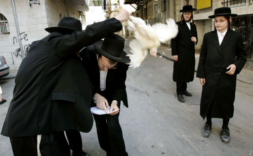 إسرائيليون خلال طقوس دينية أُقيمت في القدس المحتلة أمس (إميليو موريناتي - أ ب)