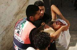 مسعفون يحاولون إنقاذ فتى أصيب برصاص الاحتلال الإسرائيلي في نابلس أمس (مجدي محمد - أ ب)