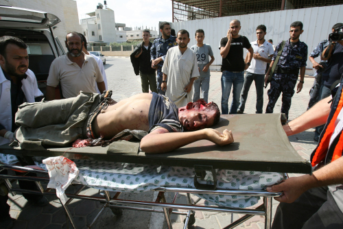 جثمان الشهيد محمود كايد الكفافي بعد نقله إلى مستشفى الأقصى في غزة أمس (سعيد خطيب ـ أ ف ب)