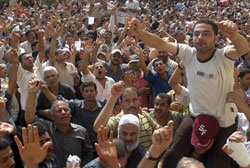مصريون خلال تظاهرة في القاهرة أمس (سترينغر ــ رويترز)
