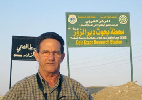 رون بن يشاي أمام لافتة تشير إلى محطّة بحوث دير الزور (يديعوت أحرونوت)