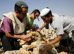إسرائيليون يحاولون إقامة مستوطنة عشوائية في الضفة الغربية أمس (جيل كوهين ماغن ــ رويترز)