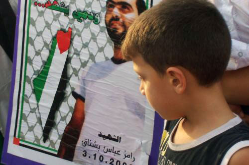 طفل فلسطيني خلال التظاهرة في الجليل أوّل من أمس (الأخبار)
