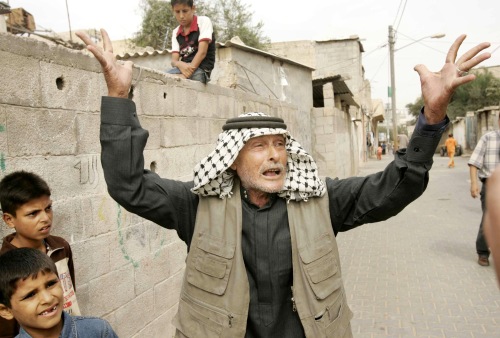 فلسطيني يبكي استشهاد مقاوم في جنوب غزّة أمس (إبراهيم أبو مصطفى ــ رويترز)