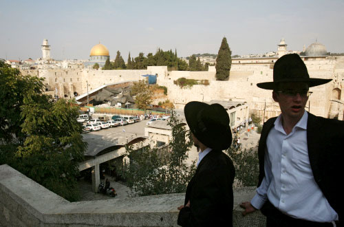 مستوطنان يهوديان يطلّان على موقع الحفريات عند باب المغاربة في القدس المحتلة (مناحم كاهانا ــ أ ف ب)