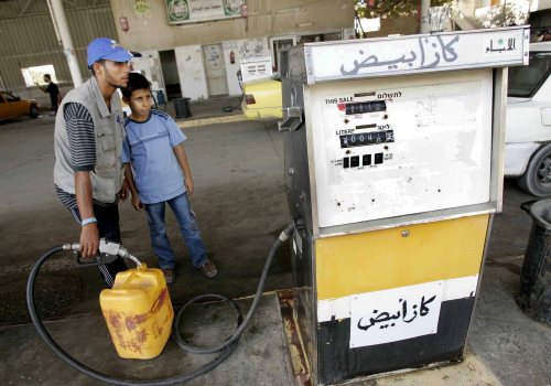 فلسطيني يخزّن الوقود تحسّباً لأزمة في قطاع غزّة (إبراهيم أبو مصطفى ــ رويترز)
