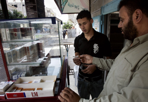 بيع السجائر بـ«المفرّق» في مدينة غزّة (حاتم موسى - أ ب)
