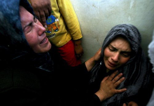 فلسطينيّتان تنتحبان على أحد الشهداء الذين قتلتهم الغارة الإسرائيلية في غزّة أمس (محمّد صابر ـ إي بي أي)