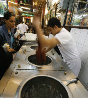 عامل مثلجات سوري في أحد أسواق دمشق أمس (خالد الحريري ـ رويترز)