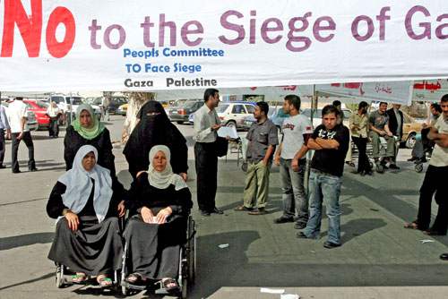 متظاهرون فلسطينيّون ضدّ الحصار على غزّة أمس (محمد صابر ــ إي بي أي)