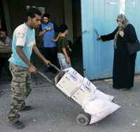 خلال توزيع مساعدات من الأمم المتّحدة في غزّة أمس (ح. موسى ــ أ ب)