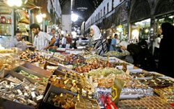 سوريّون يتبضّعون في سوق الحميديّة في دمشق (أرشيف ــ رويترز)