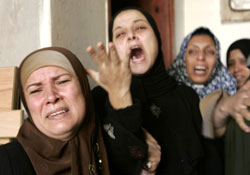 قريبات لأحد قتلى مواجهات أوّل من أمس ينتحبن خلال تشييعه في غزّة أمس (إبراهيم أبو مصطفى ــ رويترز)