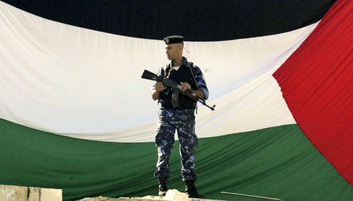 عنصر أمن فلسطيني خلال تظاهرة للتنديد بما شهده قطاع غزّة في نابلس أمس (ناصر اشتيه ـ أ ب)