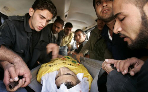 تشييع أحد الفلسطينيّين الذين قُتلوا في مهرجان ذكرى استشهاد عرفات في غزّة أمس (إبراهيم أبو مصطفى ـ رويترز)