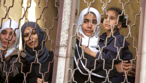 أقرباء للشهيد عاهد البياري خلال تشييعه في شمال قطاع غزّة أمس (إسماعيل زيدان ــ رويترز)