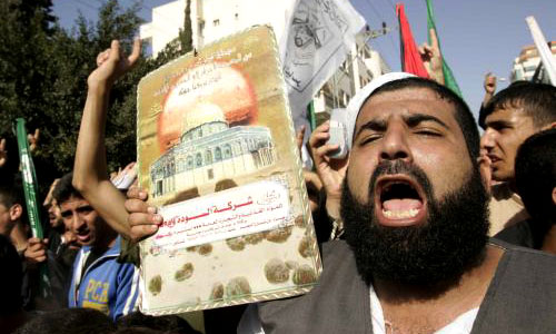 مناصرون لـ«حماس» يتظاهرون دعماً للمسجد الأقصى في القطاع أمس (ابراهيم أبو مصطفى ـ رويترز)