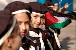 أطفال فلسطينيون يحتفلون بافتتاح مدرستهم الجديدة التابعة للأونروا في غزّة أمس (إبراهيم أبو مصطفى ـ رويترز)