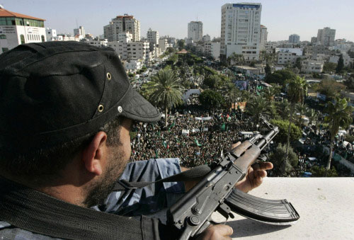 عنصر من القوة التنفيذية يراقب التظاهرة الحاشدة ضدّ «أنابوليس» في غزّة أمس (حاتم موسى ـ أ ب)