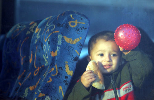طفل فلسطيني داخل حافلة نحو مصر عن طريق معبر إريتز أمس (محمود حمس ـــــ أ ف ب)