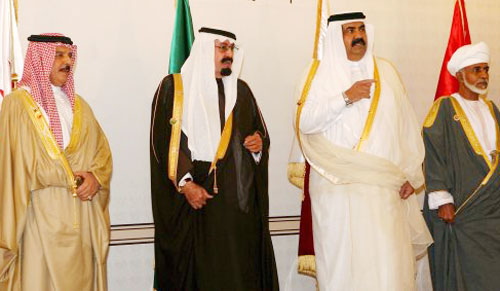 أمير قطر يتوسّط ملك السعوديّة وسلطان عُمان في الدوحة أمس (نوشاد تكايل ـ إي بي أي)