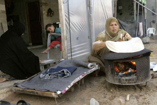 لاجئة فلسطينيّة في مخيّم خان يونس جنوبي غزّة أمس (إبراهيم أبو مصطفى ـ رويترز)