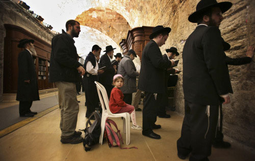 يهود يصلّون أمام حائط البراق في القدس الغربية (دان باليتي ـ أ ب)