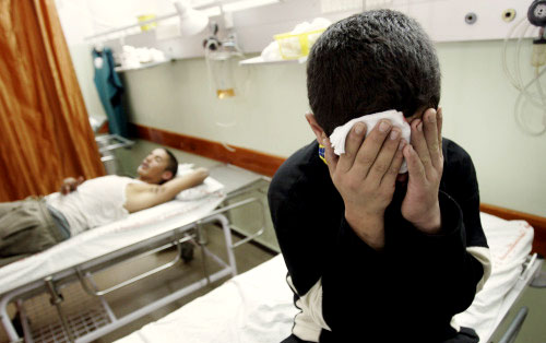 طفل مُصاب في مستشفى بيت لاهيا في غزّة أمس (إميليو موريناتي ـ أ ب)