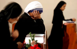 راهبات مسيحيات يصلّين في دير اللاتين في غزّة أمس (محمد صابر ـ إي بي أي)