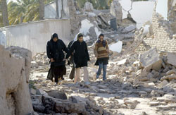 إيرانيّات يسرن على أنقاض دمار الزلزال الذي ضرب مدينة بَم أوّل من أمس (عطا كناريه ـ أ ف ب)