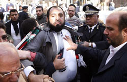 اعتقال ناشط إسلامي خلال احتجاج أمام البرلمان المصري أوّل من أمس (عمر دلش ـ رويترز)