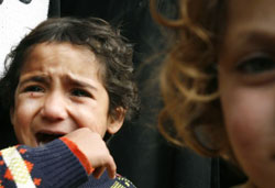 طفلة فلسطينية تبكي أحد الشهداء في غزّة أول من أمس (محمّد سالم ـ رويترز)