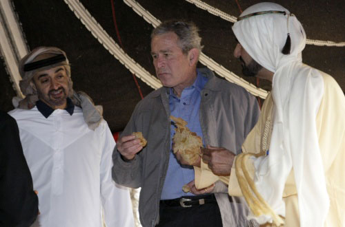 وش يأكل الخبز المصنوع يدوياً مع الأمير محمّد بن زايد آل نهيان ونائب رئيس الإمارات محمّد بن راشد آل مكتوم في سويهان أمس (بابلو مونسيفايس ـ أ ب)