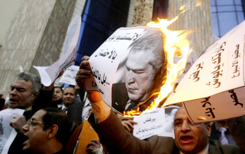 مصريّون يحرقون صورة لبوش خلال تظاهرة ضدّ زيارته إلى القاهرة (عمرو نبيل - أ ب)