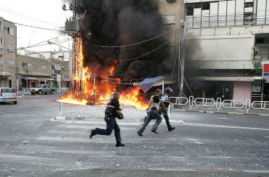 حريق سبّبه صاروخ أطلقه حزب الله على مدينة نهاريا خلال عدوان تموز (أرشيف)