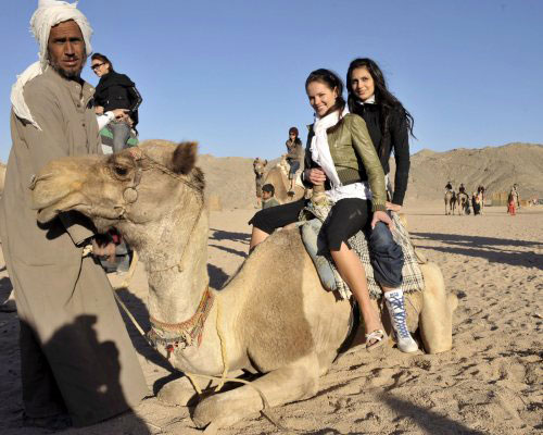 مشاركتان في مسابقة أزياء خلال زيارة إلى الصحراء المصريّة أوّل من أمس (أشيم شايدمان ـ إي بي أي)