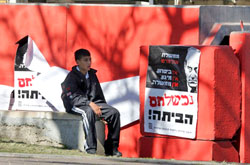 ملصقات تندّد بأولمرت في مستوطنة سديروت (جاك غويز ـ أ ف ب)