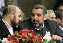 موسى أبو مرزوق ورمضان شلّح في ختام مؤتمر الفصائل في دمشق أمس (خالد الحريري ـ رويترز)
