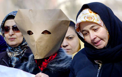محجّبات تركيّات يتظاهرن دعماً لإلغاء الحظر على ارتداء الحجاب في أنقرة أول من أمس (أ ب)