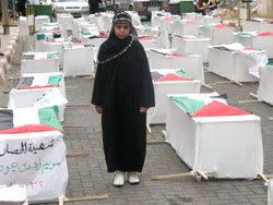 أميرة خلال مشاركتها في «مسيرة نعوش» ضدّ الحصار في غزّة (الأخبار)