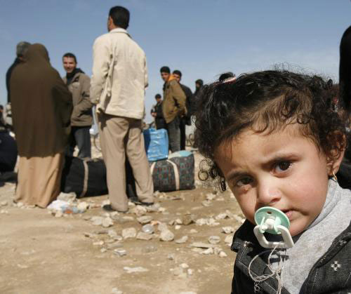 طفلة فلسطينية تنتظر مع عائلتها للعبور إلى الأراضي المصرية عند معبر رفح (صهيب سالم ـ رويترز)
