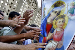 أقباط مصريّون يحتفلون بإحدى مناسباتهم الدينيّة في القاهرة (أرشيف)