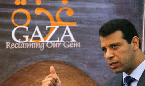 دحلان خلال مؤتمر صحافي في مدينة غزة في عام 2005 (أرشيف)