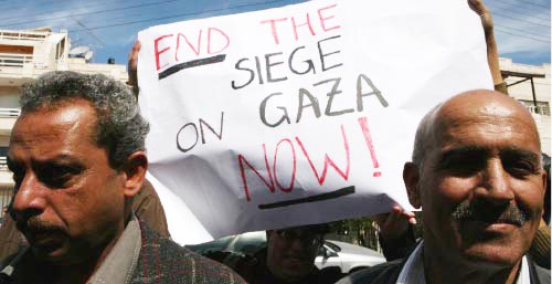 مقدسيّان يتظاهران ضدّ المجازر الإسرائيليّة أمام المفوّضية الأوروبيّة في القدس المحتلّة أوّل من أمس (غالي ت