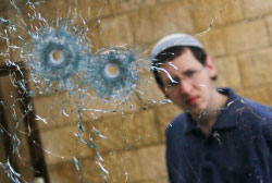 يهودي يراقب آثار العمليّة في القدس المحتلّة أمس (كيفن فراير ـ أ ب)